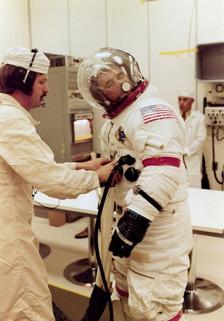 Astronauta haciendo uso del velcro. WC
